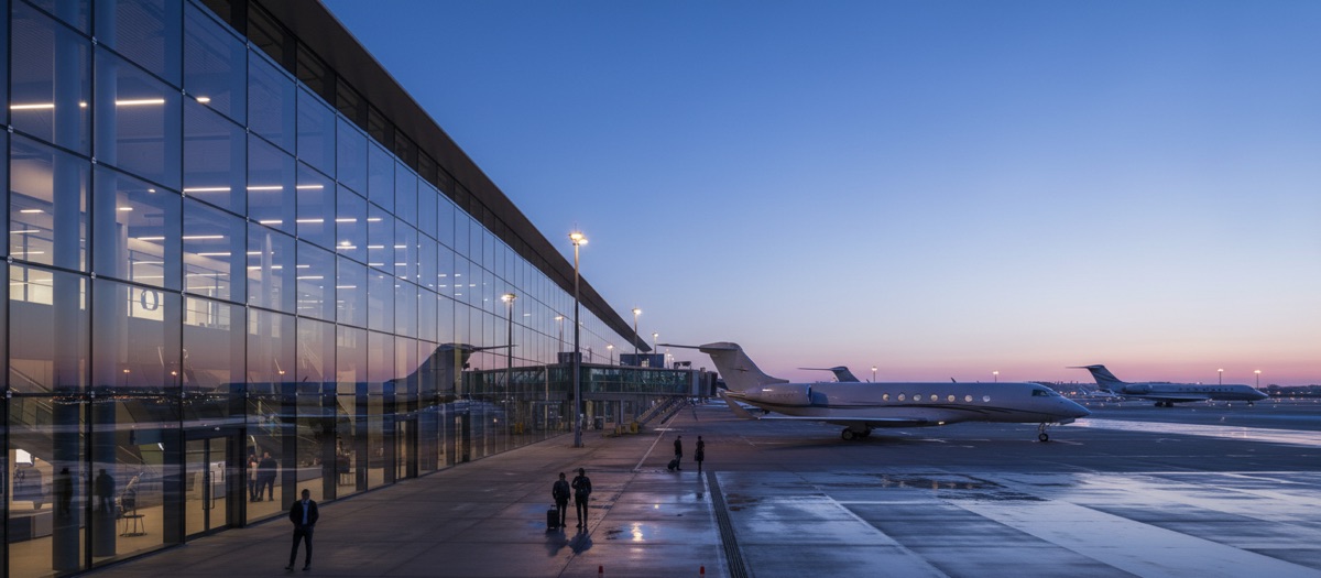 Terminal d'aéroport moderne au coucher du soleil.